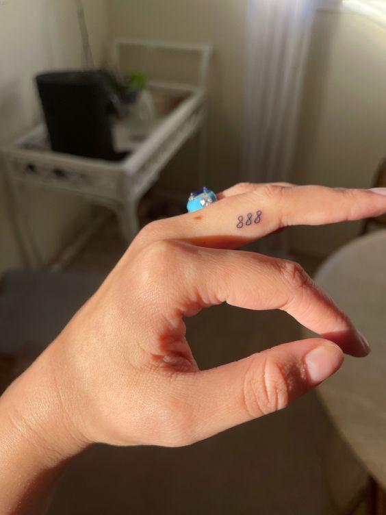 Hình xăm số 888 ở ngón tay với ý nghĩa may mắn