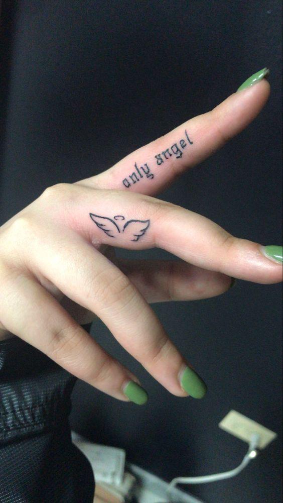 Hình xăm chữ PRAY (cầu nguyện) ở ngón tay trỏ