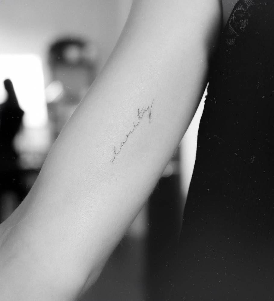 Tattoo chữ có nghĩa "sáng suốt" ở bắp tay