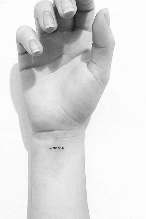 Tattoo chữ create "sáng tạo" ở cổ tay