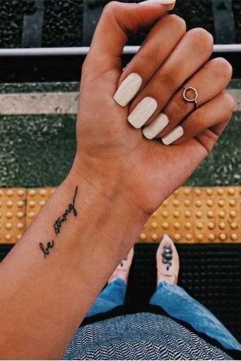 Tattoo chữ ở cổ tay với ý nghĩa yêu thương