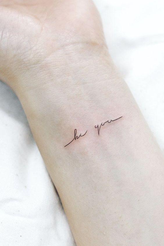 Tattoo chữ ở cổ tay với thông điệp "hãy mạnh mẽ lên"