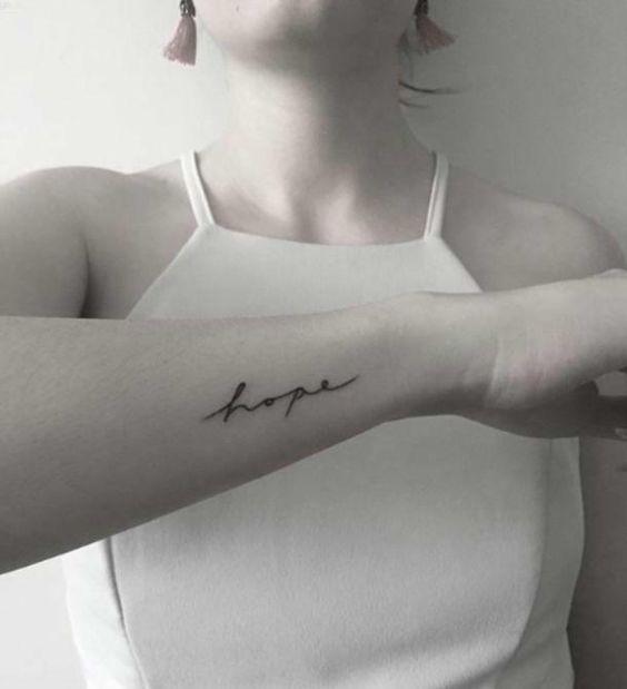 Tattoo chữ ở cổ tay với thông đẹp "hãy là chính mình"