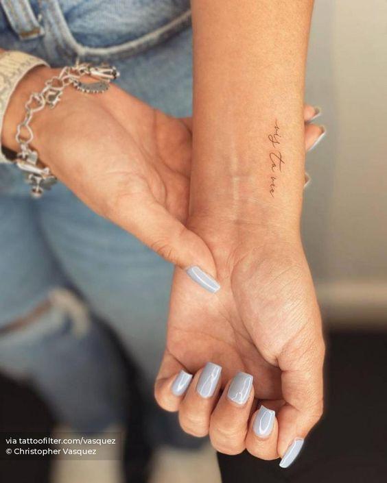 Tattoo chữ ở cổ tay với ý nghĩa hy vọng