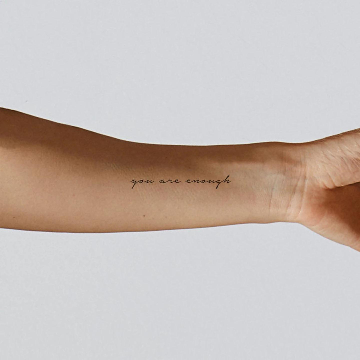 Tattoo chữ kiểu dễ thương ở cổ tay