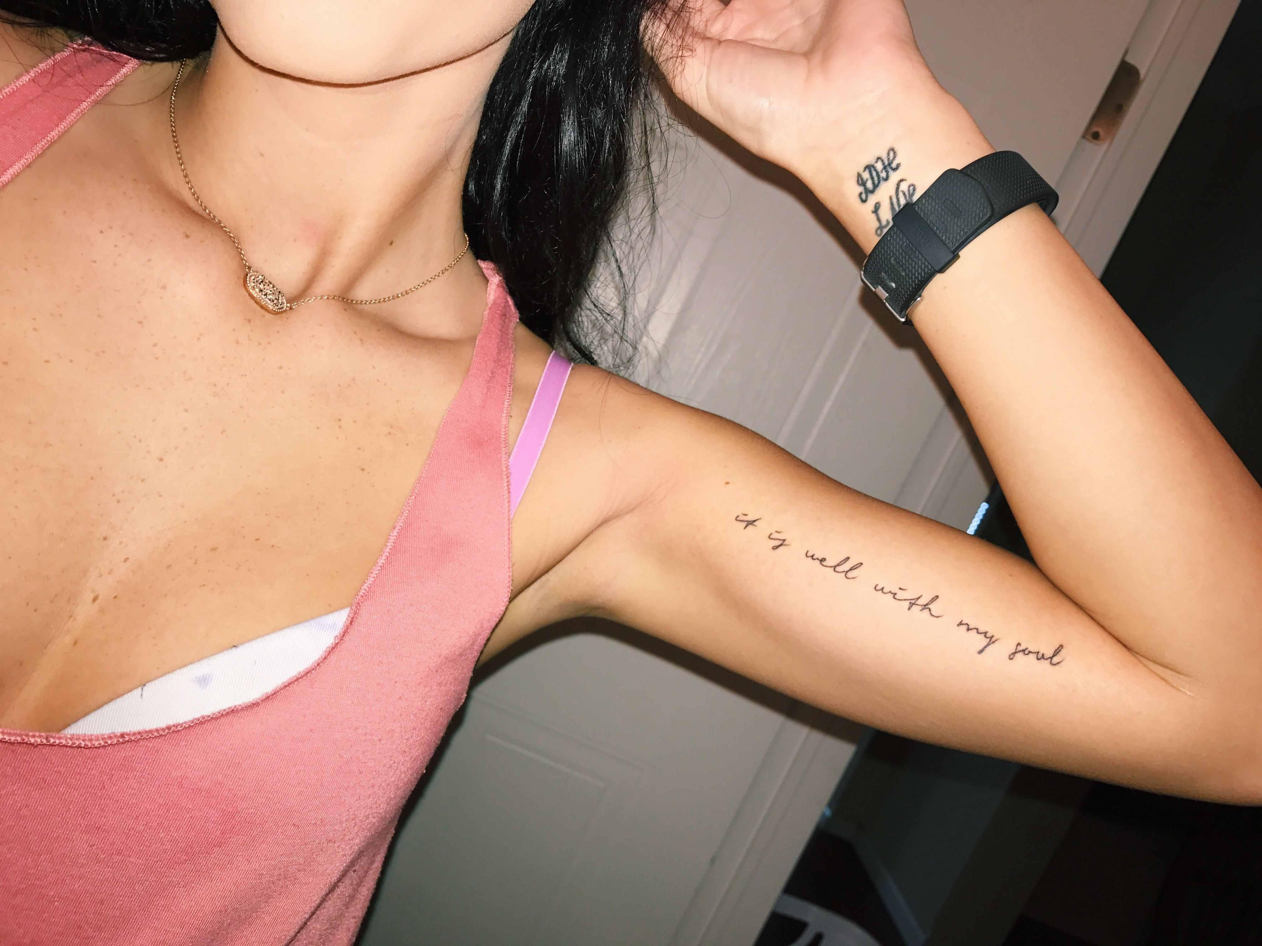 Tattoo chữ siêu ngầu ở bắp tay