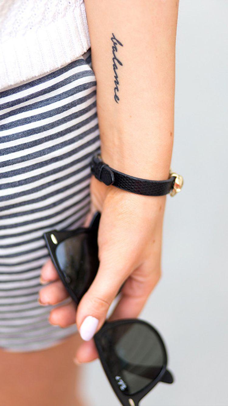 Tattoo chữ cool ngầu ở cổ tay