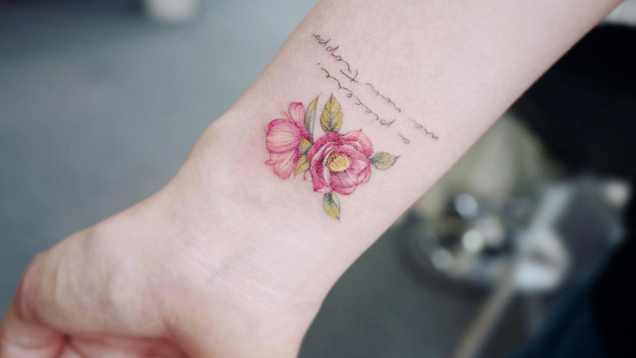 Tattoo hình chữ ở cổ tay với ý nghĩa sâu xa