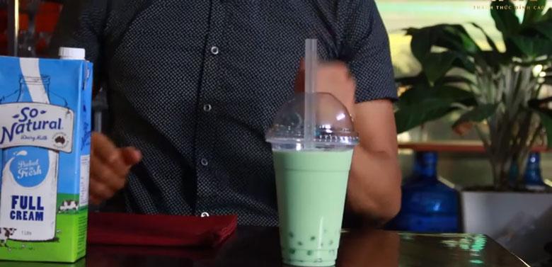 Thưởng thức ly trà sữa bạc hà