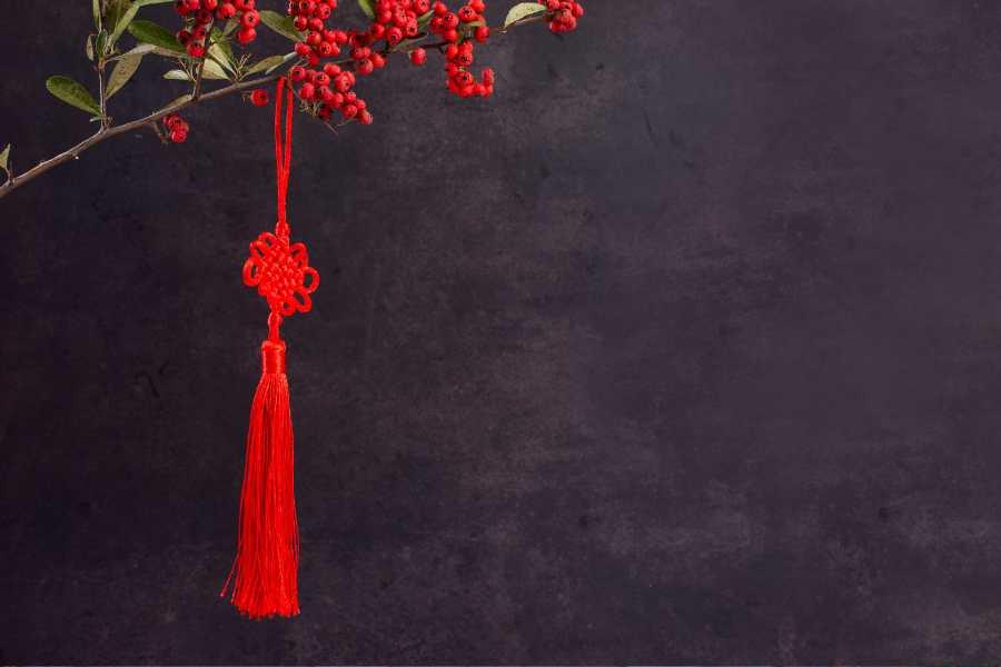 Sử dụng dây treo may mắn để để tạo điểm nhấn cho trẻ