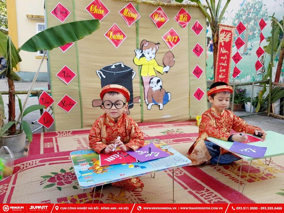 Trang trí bàn học ngày Tết cho bé tại lớp mầm non