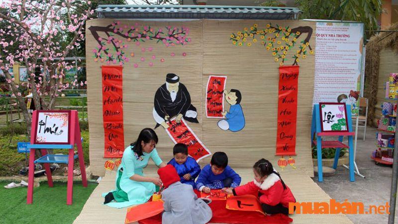 Trang trí Tết trường mầm non bằng các câu đối thư pháp