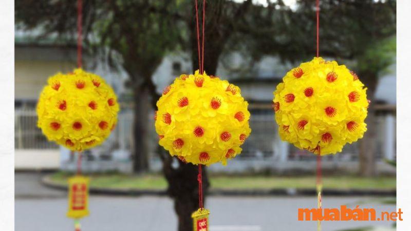 Trang trí Tết trường mầm non bằng quả cầu hoa mai, hoa đào