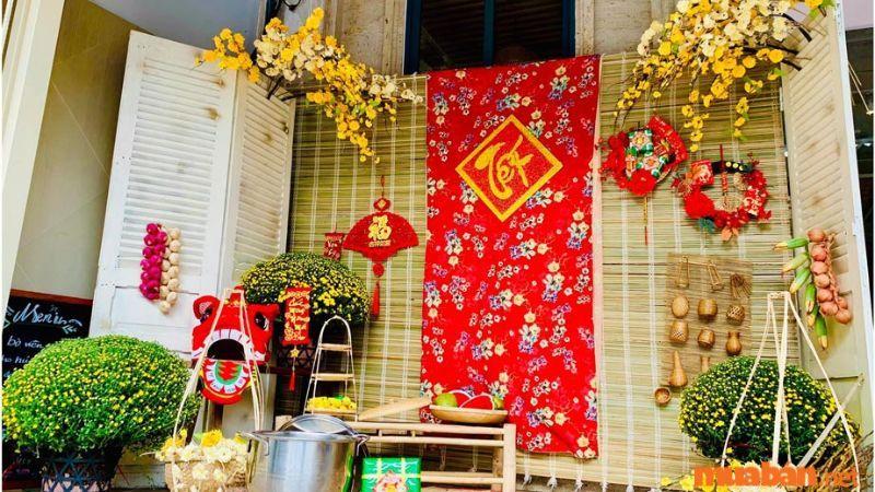 Trang trí Tết mầm non bằng các chậu cây hoa mai, hoa đào, cây quất,...