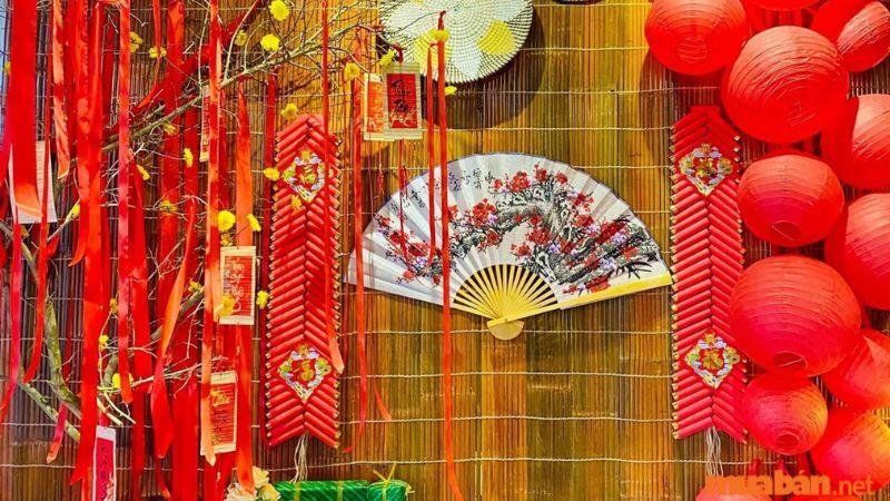 Trang trí góc Tết với dây pháo giấy