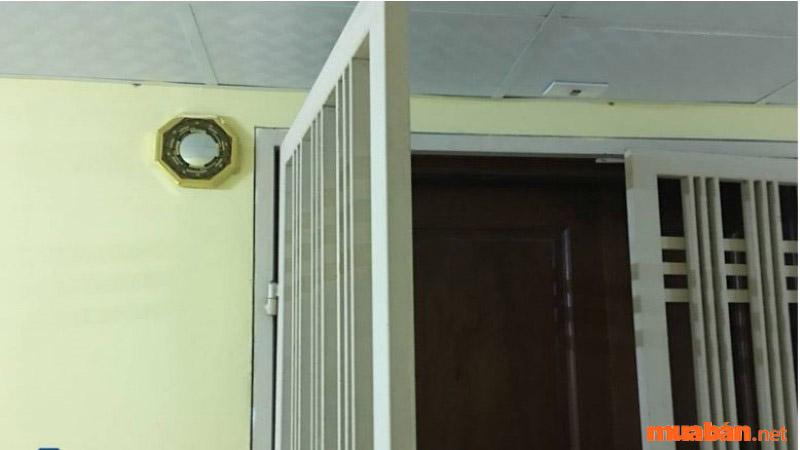 Có cần xin phép Thổ Địa khi treo gương trước cửa nhà không?