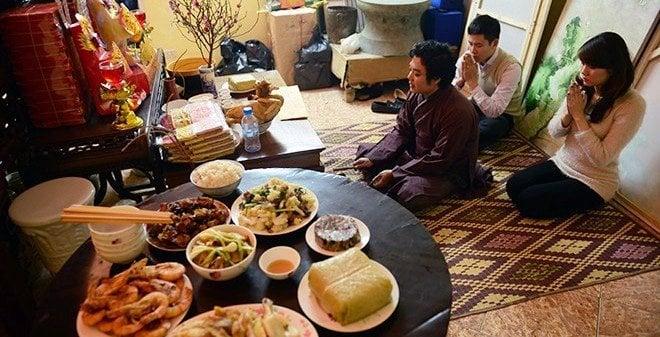 Sau khi tiễn ông Táo về trời, gia đình sẽ khấn rước ông Táo về vào đêm 30 Tết.